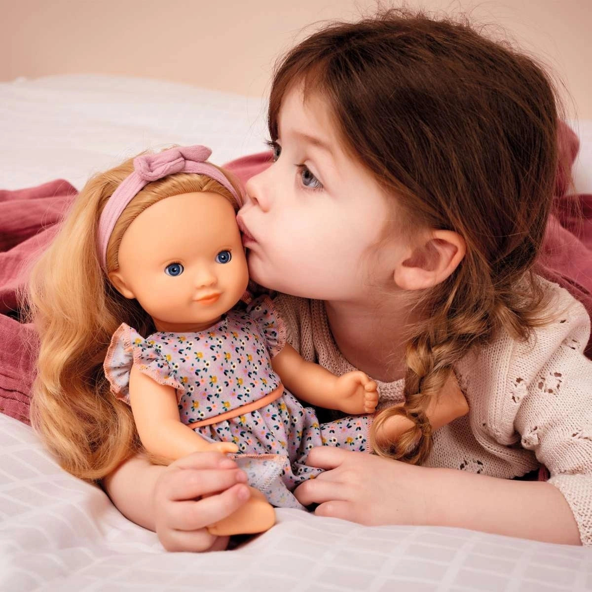 Lovely Marie aus der POMEA-Serie von Djeco ist die perfekte Spielpuppe für kleine Puppenliebhaber:innen! Mit ihren 32 cm Größe, ihrem wunderschönen, langen, blonden Haar und ihrem zarten, realistischen Design wird sie schnell zur neuen besten Freundin.