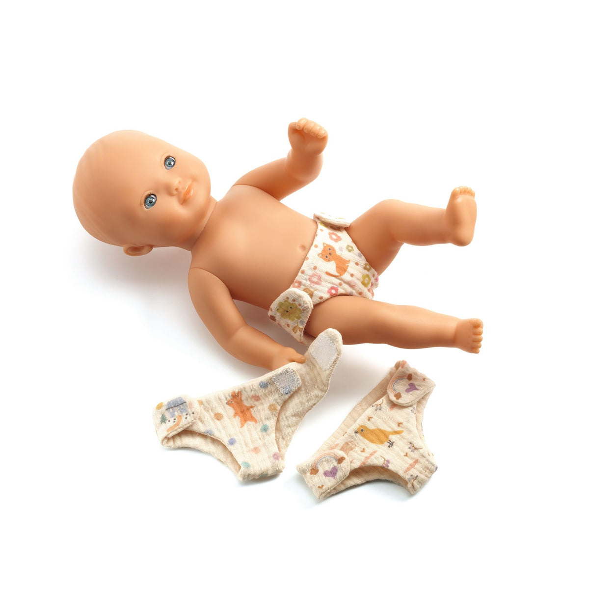 Das POMEA Windel-Set von Djeco ist das perfekte Zubehör für kleine Puppeneltern! Es beinhaltet drei liebevoll gestaltete Stoffwindeln von Djeco, die aus hochwertiger Baumwollgaze gefertigt sind und mit praktischen Klettverschlüssen ausgestattet sind. Damit können die Puppeneltern nicht nur spielerisch Verantwortung übernehmen, sondern auch ihre Feinmotorik verbessern. Dank der langlebigen und maschinenwaschbaren Materialien bleibt der Spaß lange erhalten.