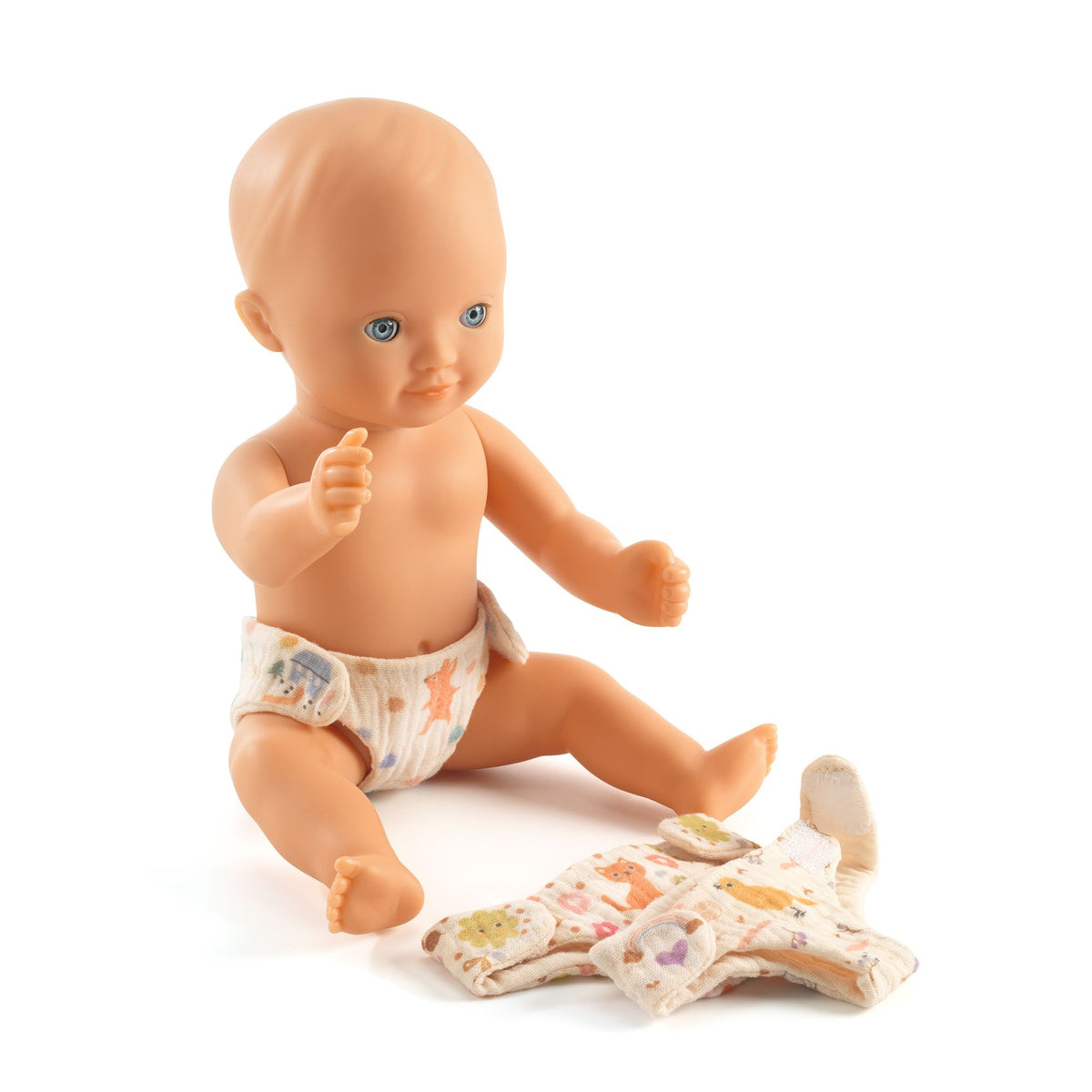 Das POMEA Windel-Set von Djeco ist das perfekte Zubehör für kleine Puppeneltern! Es beinhaltet drei liebevoll gestaltete Stoffwindeln von Djeco, die aus hochwertiger Baumwollgaze gefertigt sind und mit praktischen Klettverschlüssen ausgestattet sind. Damit können die Puppeneltern nicht nur spielerisch Verantwortung übernehmen, sondern auch ihre Feinmotorik verbessern. Dank der langlebigen und maschinenwaschbaren Materialien bleibt der Spaß lange erhalten.