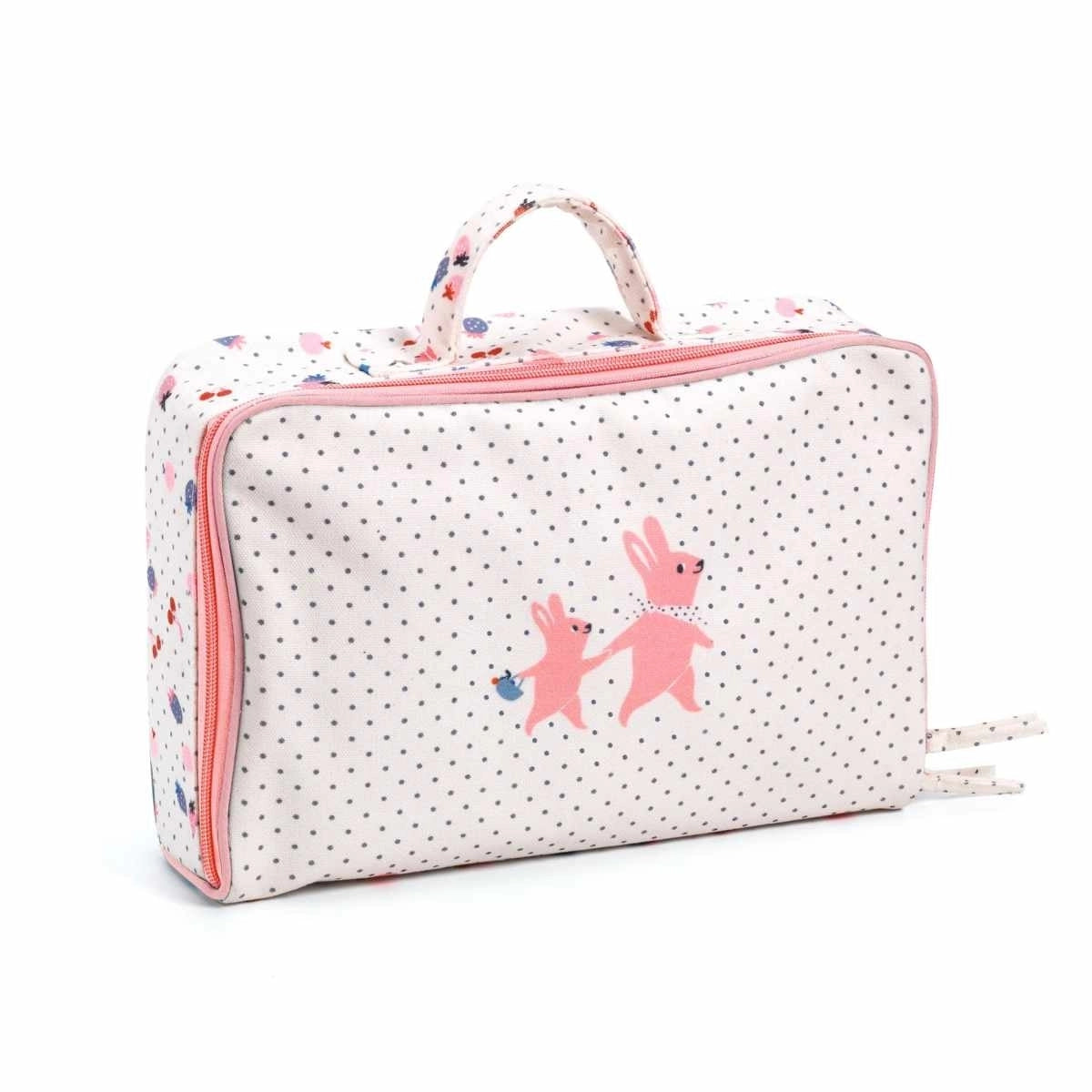 Der Koffer von Cerise - Zubeör Pomea von Djeco

Es geht auf Reisen! Ein schöner Koffer, der direkt so verschenkt werden kann, um die raffinierte Welt von POMEA zu entdecken. Baby Cerise hat alles, was es braucht, um sorgenfrei auf Reisen zu gehen.