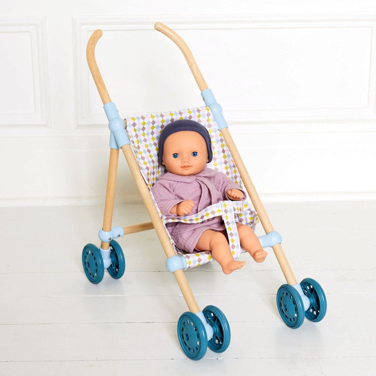 Mit ihren großen dunkelblauen Augen und ihrem Engelsgesicht ist Baby Dahlia Purple eine Puppe für Kinder ab 18 Monaten. Sie ist leicht und ihre Größe (32 cm) ist perfekt für kleine Arme geeignet. Weicher Körper