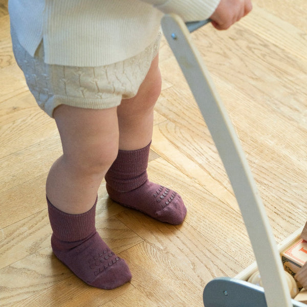 GoBabyGo rutschfeste Socken aus dünnem Bambus mit rutschfesten Sohlen und Gumminoppen auf den Zehen sind für Kinder, die gerne krabbeln, laufen und gehen, ohne zu rutschen. Das stärkt die motorischen Fähigkeiten, das Gleichgewicht und das Selbstvertrauen des Kindes