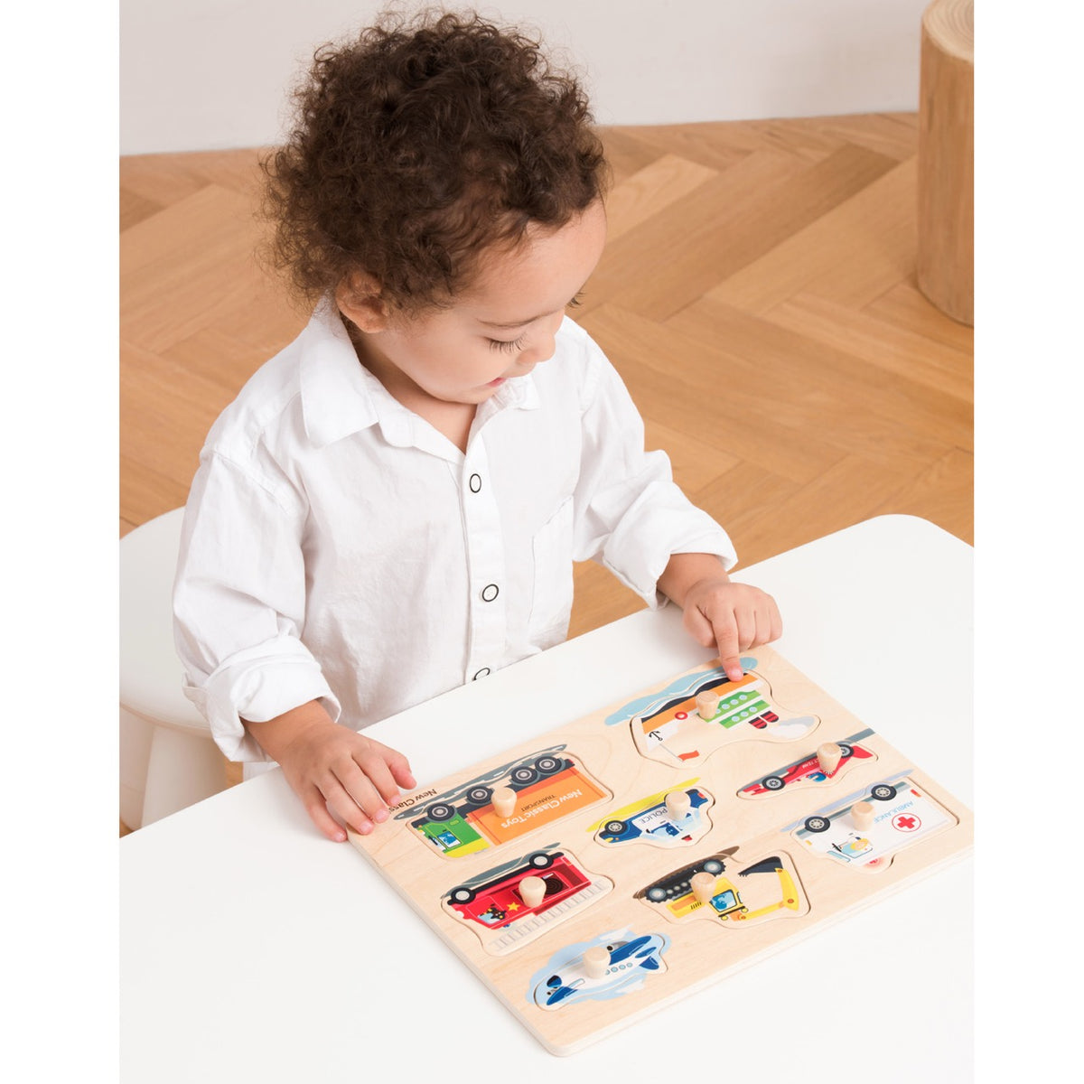 Entdecken Sie die Welt der Transportmittel und Fahrzeuge mit diesem Holzstift-Puzzle von New Classic Toys.&nbsp;Mit einem Krankenwagen, einem Bagger, einem Flugzeug, einem Rennwagen, einem Polizeiauto, einem Feuerwehrauto, einem Boot und einem Lastwagen. Die Bilder unter den Puzzleteilen machen das Lösen des Puzzles einfach und unterhaltsam. 