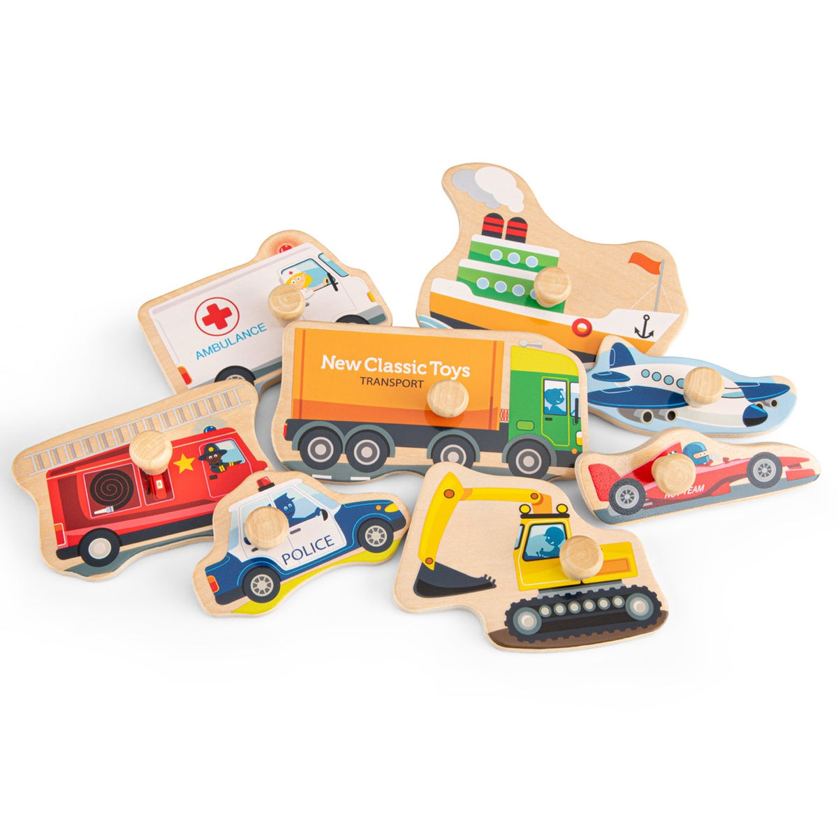 Entdecken Sie die Welt der Transportmittel und Fahrzeuge mit diesem Holzstift-Puzzle von New Classic Toys.&nbsp;Mit einem Krankenwagen, einem Bagger, einem Flugzeug, einem Rennwagen, einem Polizeiauto, einem Feuerwehrauto, einem Boot und einem Lastwagen. Die Bilder unter den Puzzleteilen machen das Lösen des Puzzles einfach und unterhaltsam. 