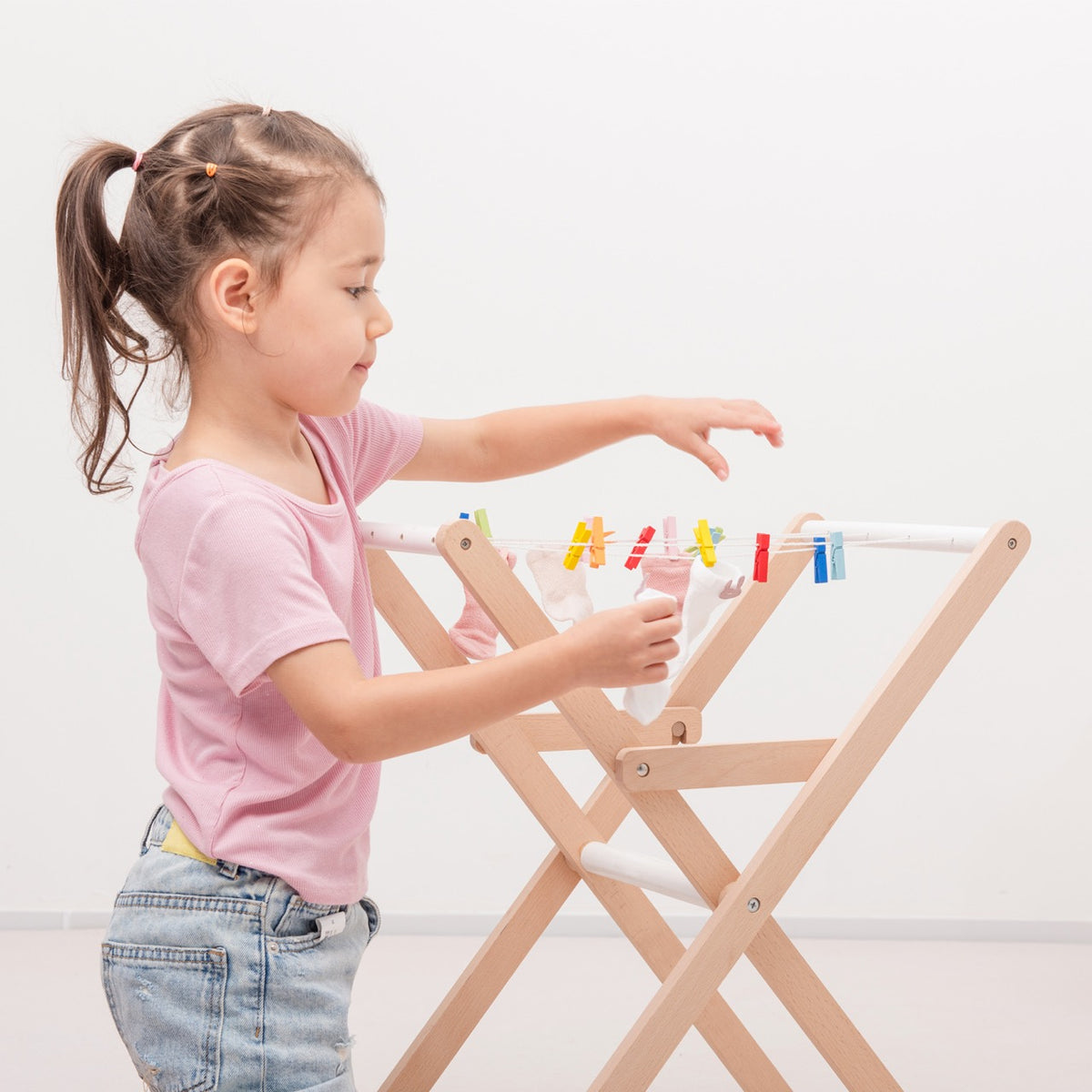 Dieser Wäscheständer ist nicht nur ein tolles Spielzeug, sondern vermittelt Kindern auch einen umweltfreundlichen Umgang mit alltäglichen Aufgaben – perfekt für kleine Haushaltshelfer und kreative Köpfe!

Jetzt bestellen und nachhaltigen Spielspaß schenken!