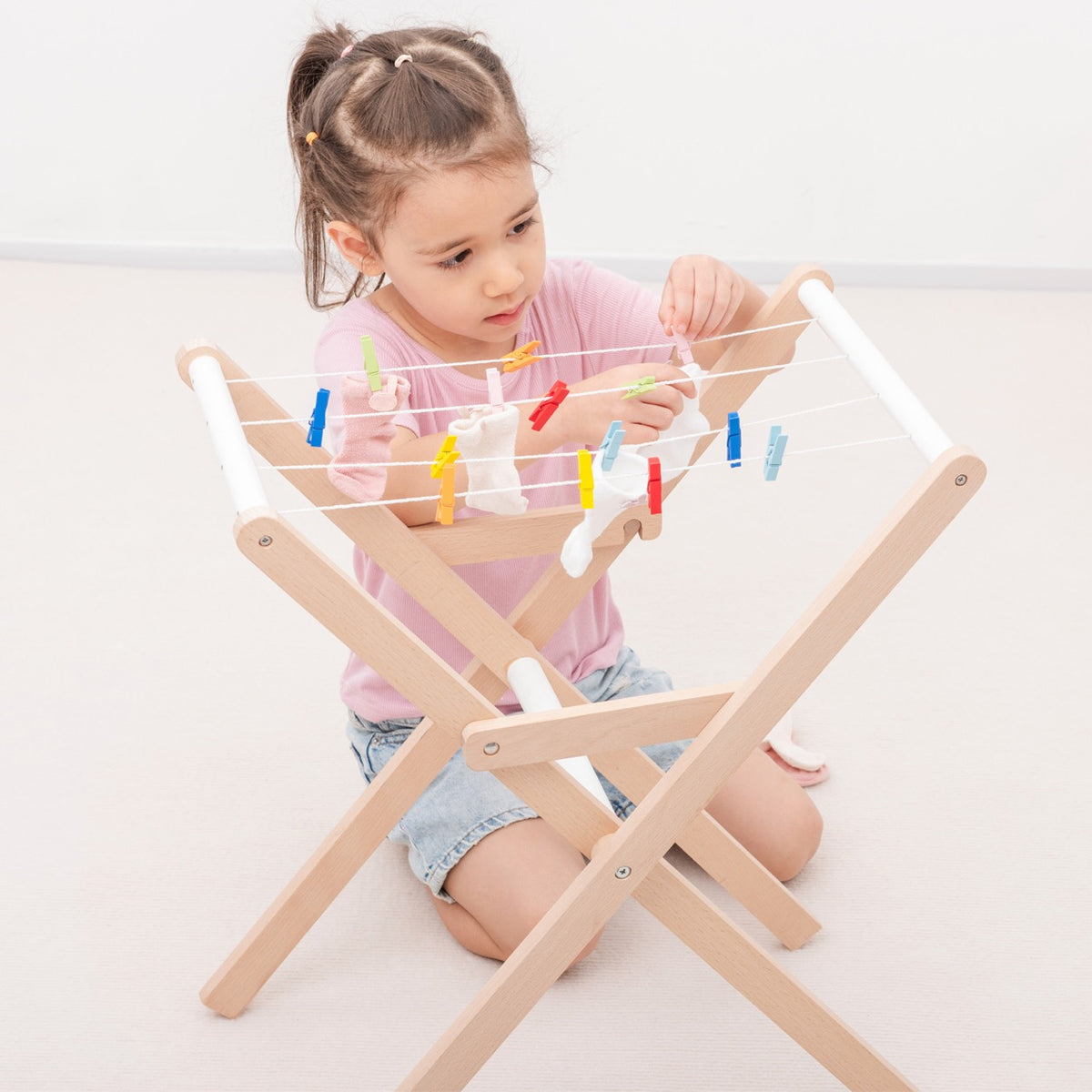 Dieser Wäscheständer ist nicht nur ein tolles Spielzeug, sondern vermittelt Kindern auch einen umweltfreundlichen Umgang mit alltäglichen Aufgaben – perfekt für kleine Haushaltshelfer und kreative Köpfe!

Jetzt bestellen und nachhaltigen Spielspaß schenken!
