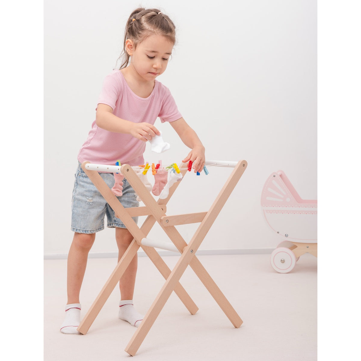 Dieser Wäscheständer ist nicht nur ein tolles Spielzeug, sondern vermittelt Kindern auch einen umweltfreundlichen Umgang mit alltäglichen Aufgaben – perfekt für kleine Haushaltshelfer und kreative Köpfe!

Jetzt bestellen und nachhaltigen Spielspaß schenken!