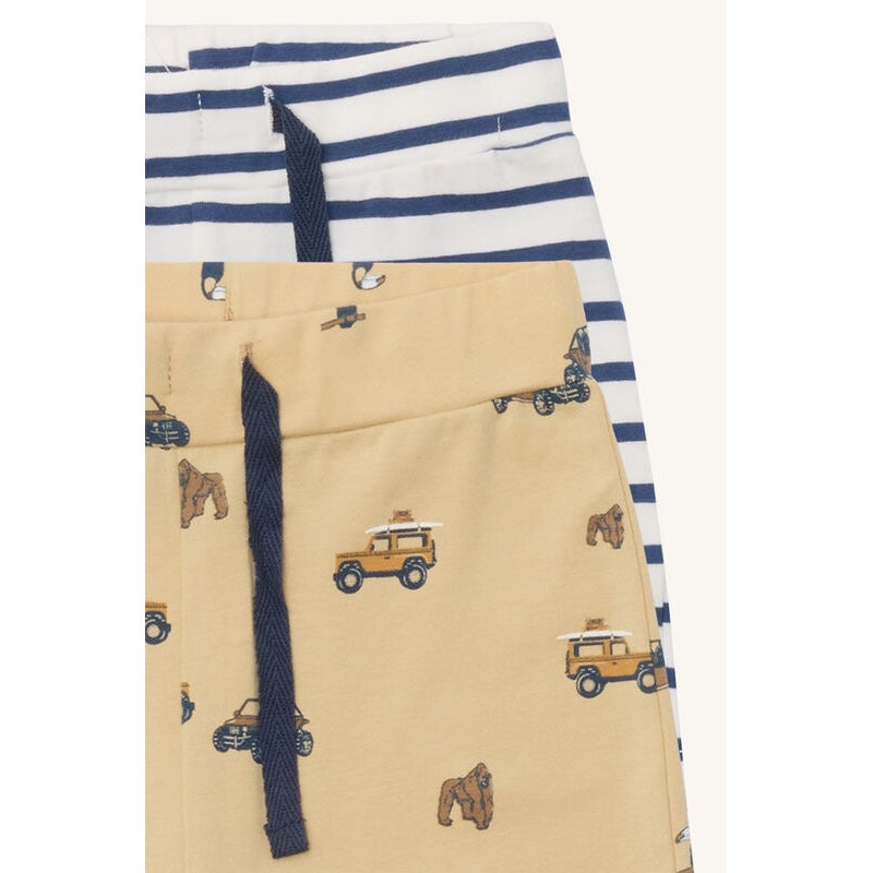 Nahaufnahme: Detailansicht Baby-Shorts: Autoprint, Streifenmuster und weicher Baumwollstoff