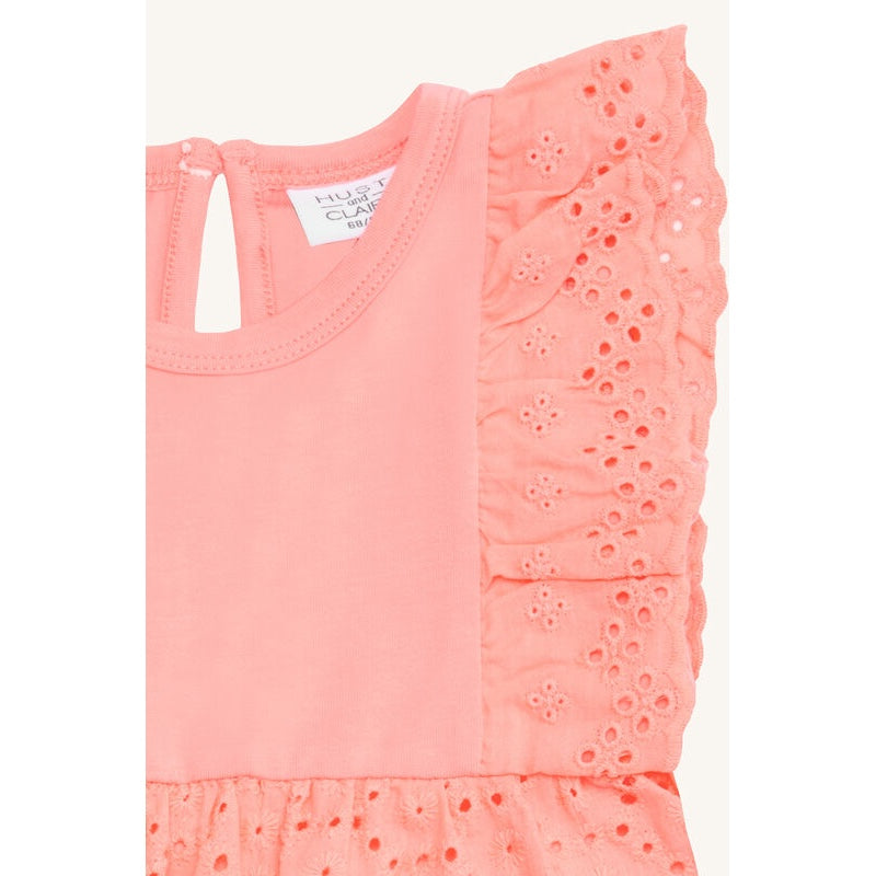 Zauberhaftes Baby-Kleid mit Broderie Anglaise und integriertem Jersey-Body in Farbe Blushing, Nahaufnahme