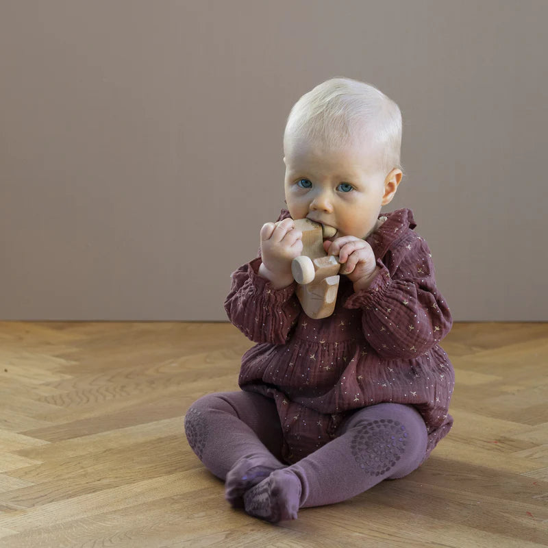 GoBabyGo Krabbelstrumpfhosen haben speziell entworfene Gumminoppen auf den Knien, unter den Füßen und auf den Zehen, so dass das Kind nicht rutscht, wenn es damit anfängt zu krabbeln und oder zu gehen.