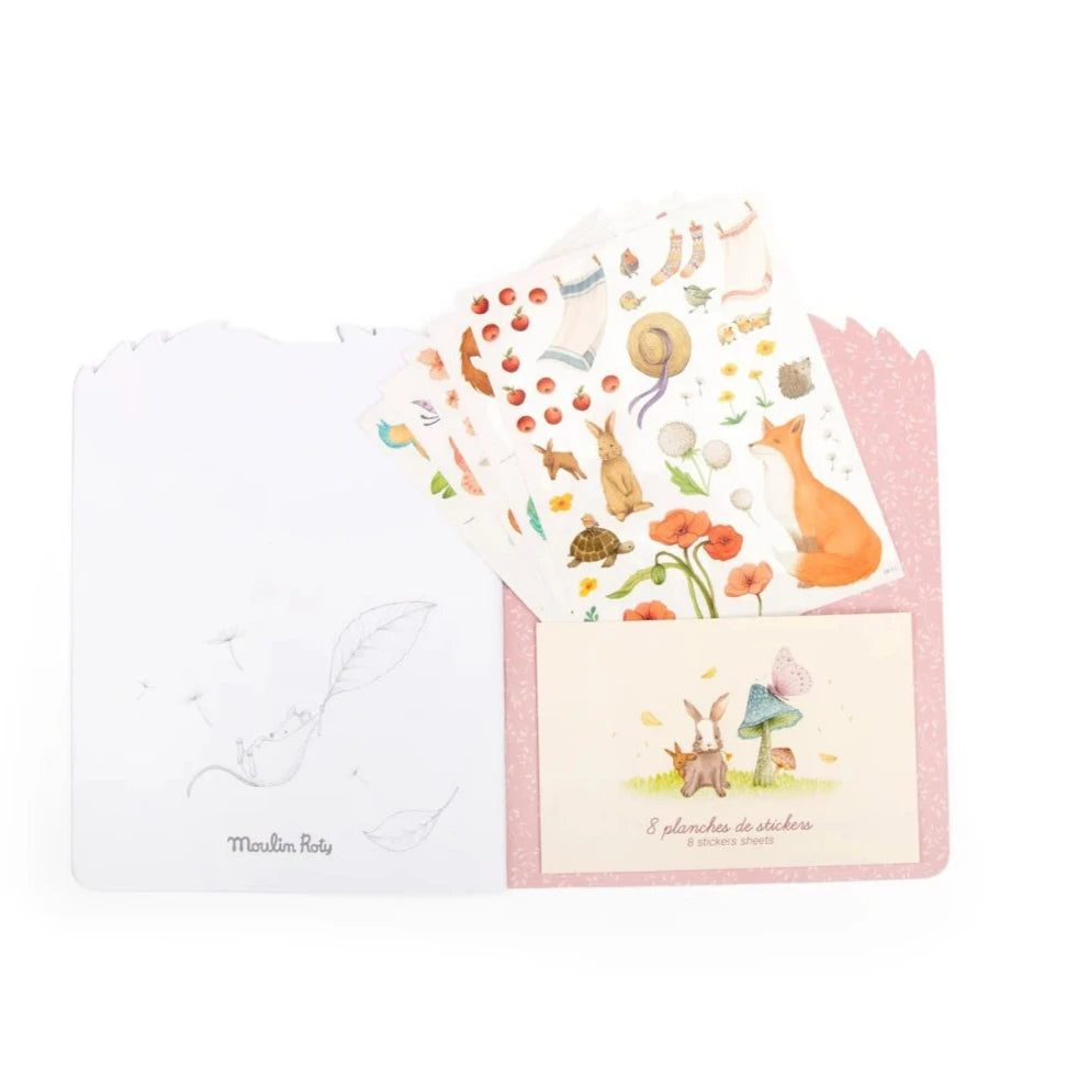Rosalies Malbuch mit 230 Stickern – das perfekte Geschenk für Kinder ab 3 Jahren! Mit den passenden Stiften der Kollektion wird es zum Highlight auf jedem Geburtstagstisch. Begeistern Sie Ihre Kunden mit diesem besonderen Produkt, das Ihren Shop in ein Paradies für kleine Entdecker verwandelt.