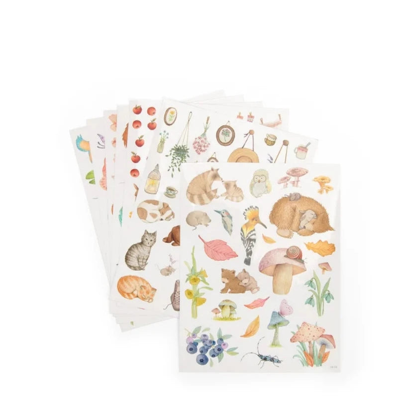 Rosalies Malbuch mit 230 Stickern – das perfekte Geschenk für Kinder ab 3 Jahren! Mit den passenden Stiften der Kollektion wird es zum Highlight auf jedem Geburtstagstisch. Begeistern Sie Ihre Kunden mit diesem besonderen Produkt, das Ihren Shop in ein Paradies für kleine Entdecker verwandelt.