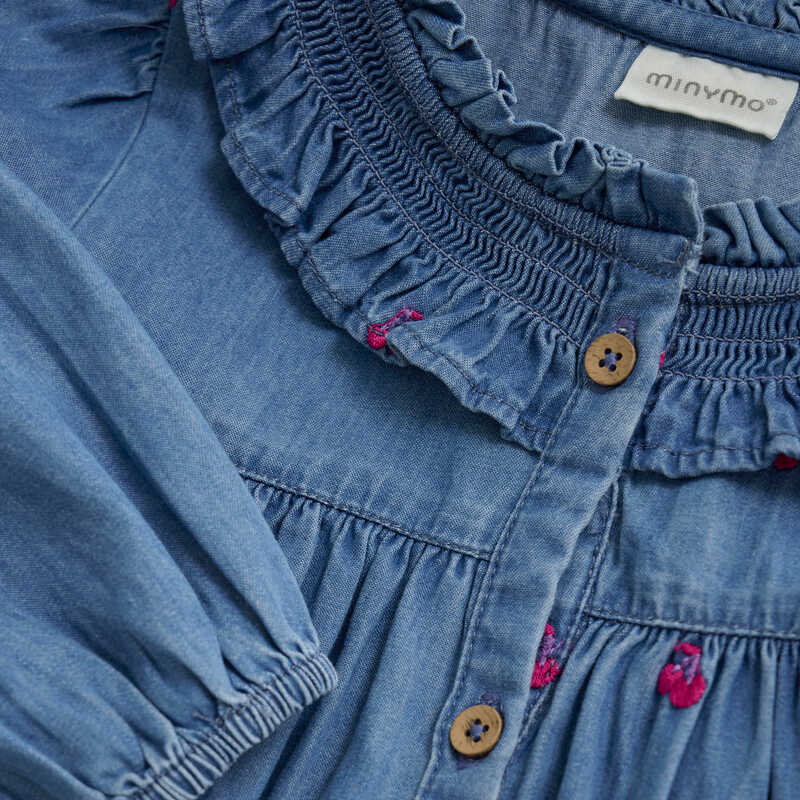 Kleid mit Kirschenstickerei Detail
