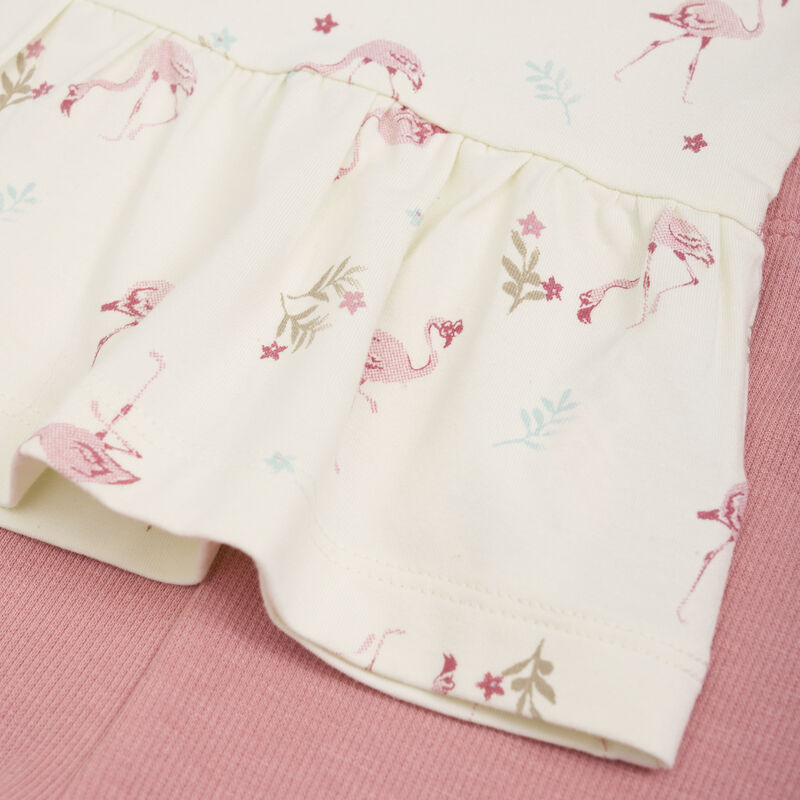 Unser Pyjama-Set mit ansprechendem Flamingo-Muster besteht aus einer Tunika, die an der Taille Raffungen hat, um eine schöne Passform zu erzielen. Die Hose ist eine Leggings.
