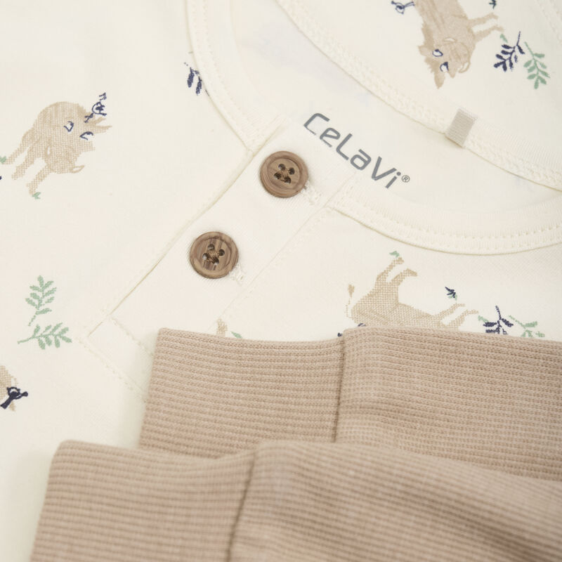 Unser Pyjama-Set mit coolen Warzenschwein-Prints besteht aus einem langen Shirt mit Knopfleiste und einer bequemen taupefarbenen Hose.