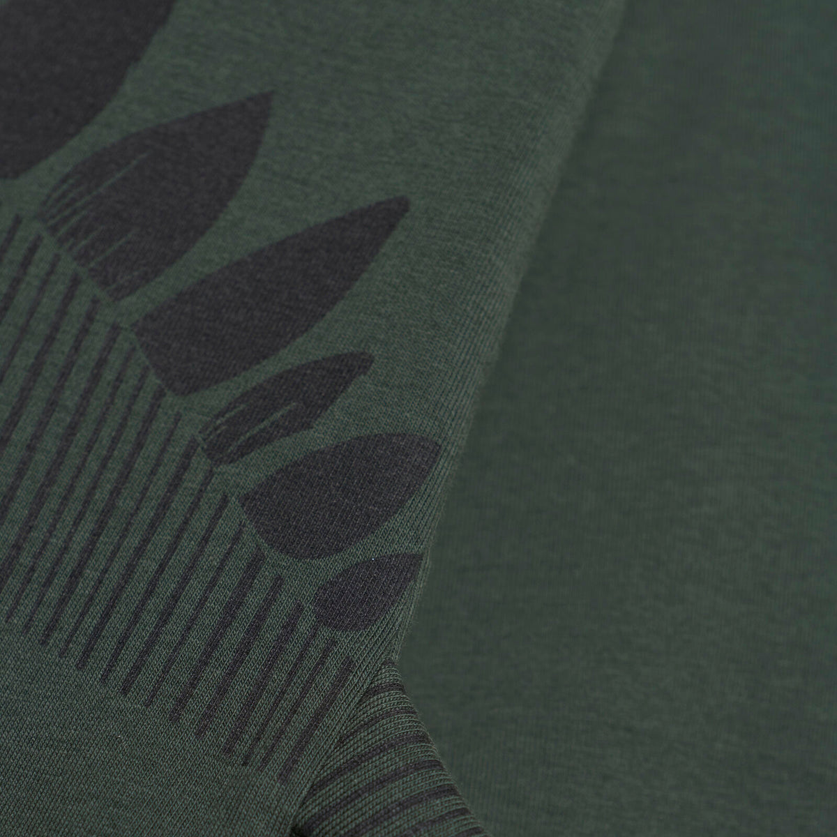 Das Shirt hat einen Dinosaurier aufgedruckt, wo das Schwanzende über das Shirt reicht, kleiner 3 D Effekt. Ein sehr angenehmes Shirt für alle Dinosaurier-Fans.