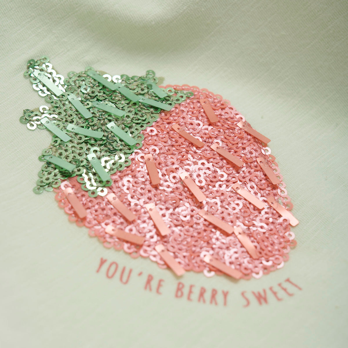 Das Shirt ist ein echter Hingucker - mit Pailletten in Form einer Erdbeere auf der Brust und dem Spruch "You're berry sweet". Ein toller Sommerstyle.
