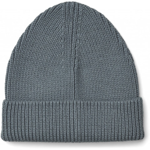 BEANIE AUS BIO-BAUMWOLLE  Die gestrickte Ezra Beanie ist warm, weich und leicht anzuziehen. Sie ist in vielen Farben erhältlich.   Gerippte, weiche Qualität Elastische Rippenqualität sorgt für einen guten Sitz Kann je nach gewünschtem Look hoch- oder runtergerollt getragen werden