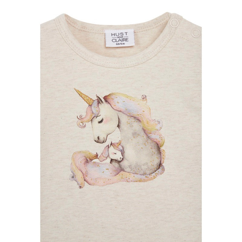 Der Body hat ein schönes Mama-Einhorn mit ihrem Baby auf der Brust aufgedruckt. Er hat an der Schulter Rüschchen. Farbe wheat melange, Voderseite