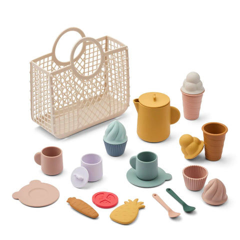 Der Samantha Picknick-Korb von Liewood mit dem ELENA Picknickset lädt zu fantasievollem Spielen ein. Enthält Teeservice, Cupcakes & mehr aus 100 % Silikon. Fördert soziale Interaktion & Kreativität. Praktisch verstaubar im Korb – perfekt für zuhause & unterwegs!