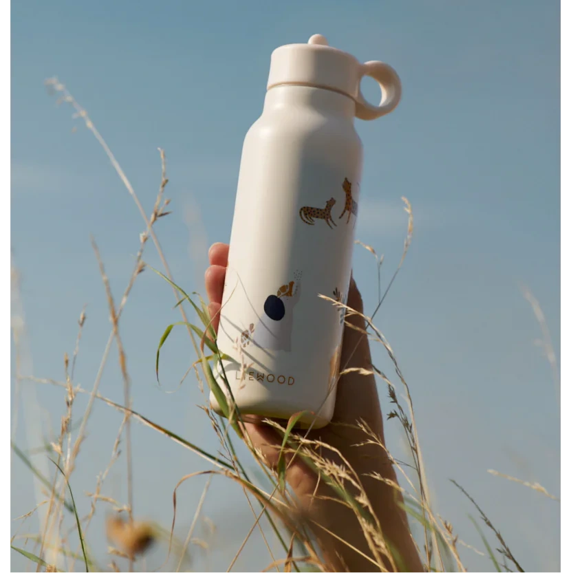 Liewood Unsere Premium-Stahl-Wasserflasche, hergestellt aus 80% recyceltem Edelstahl, ist so gestaltet, dass sie leicht von kleinen Händen gehalten werden kann. Sie ist auslaufsicher und verfügt über einen eingebauten Pop-up-Strohhalmdeckel sowie einen Schlaufenhenkel für bequemes Tragen unterwegs.