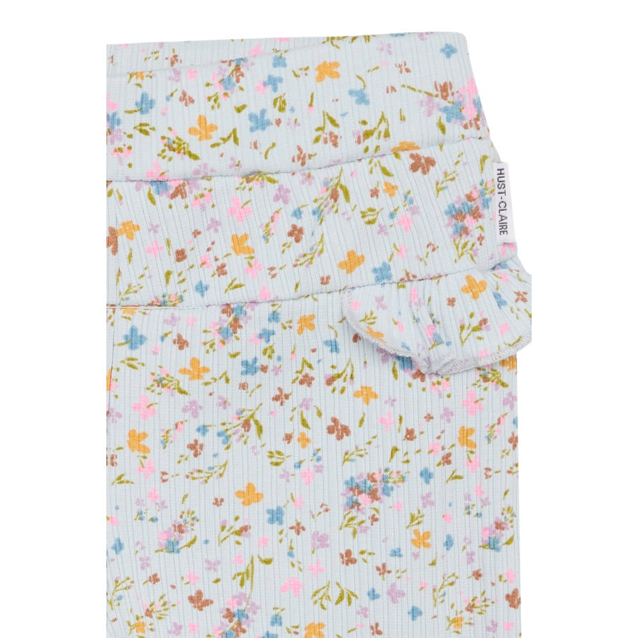Ein wunderschöner floraler Print schmückt diese Hose mit Rüschchen an der Taille und an den Beinenden - ideal für den Frühling!