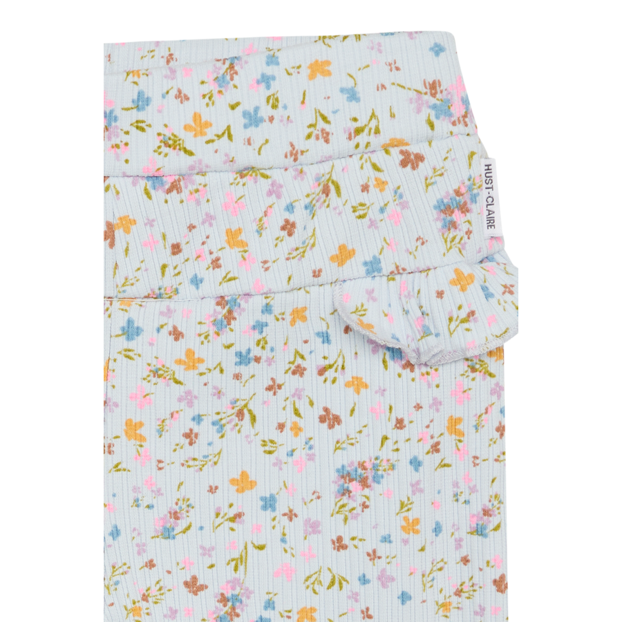 Ein wunderschöner floraler Print schmückt diese Hose mit Rüschchen an der Taille und an den Beinenden - ideal für den Frühling!