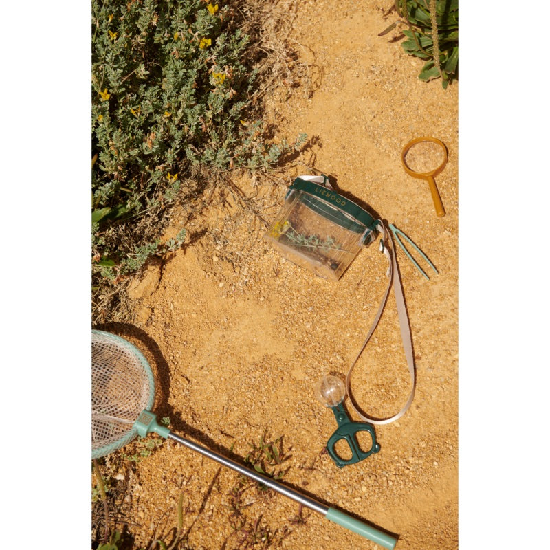 Outdoor Adventure Set Ghita von Liewood mit seinen Einzelteilen - Netz, Pinzette, Lupe, Becherlupe, Insektenfänger.