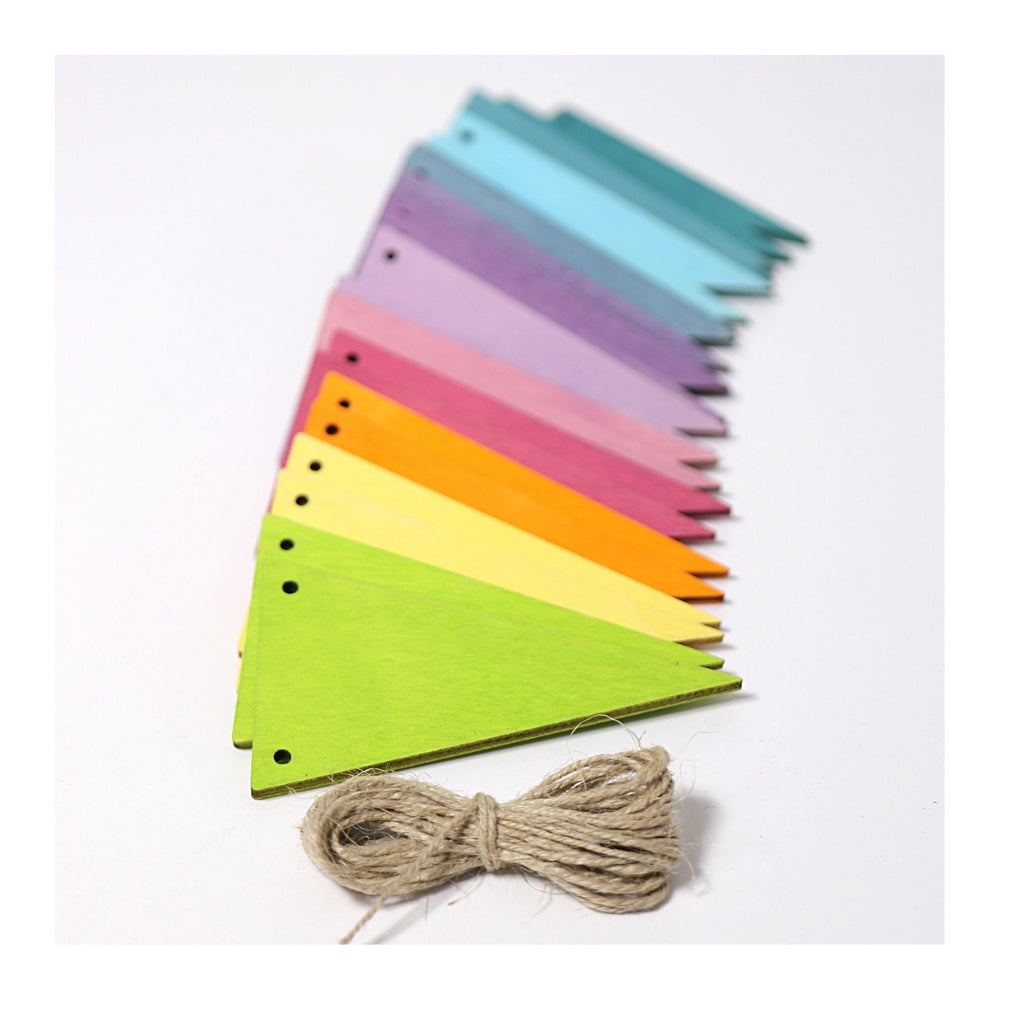 Die Regenbogenkette von Grimm's.   Die Wimpelkette zum selber fädeln und gestalten ist ein echter Blickfang auf jeder Feier und toll zur Dekoration des Kinderzimmers. 24 Teile + Schnur. Holz: Sperrholz farblich lasiert. Maße: 5,5 x 9,7 cm je Teil.
