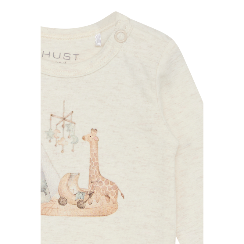 Der Body hat praktische Druckknöpfe am Halsausschnitt. Ein süßes Kinderzimmer-Giraffenmotiv ziert das Design.