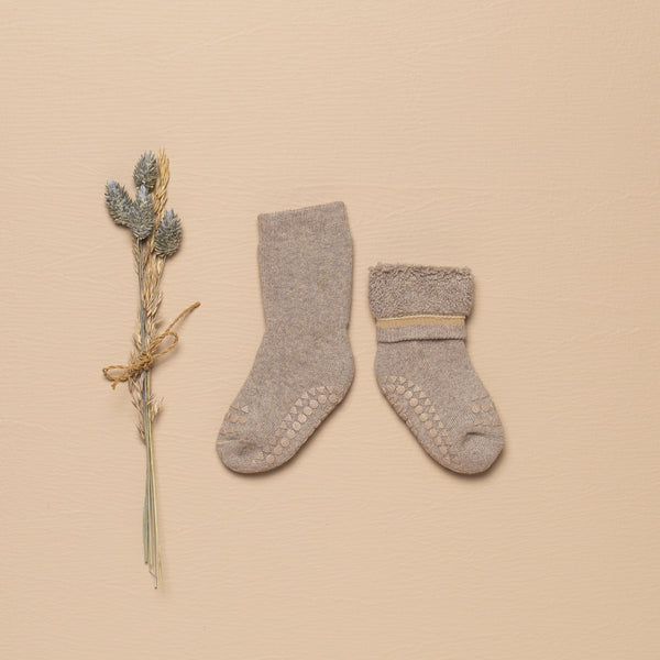 GoBabyGo Socken mit rutschfesten Sohlen und Gumminoppen auf den Zehen sind für Kinder, die gerne krabbeln, laufen und gehen, ohne zu rutschen. Eignen sich auch als Hausschuhe