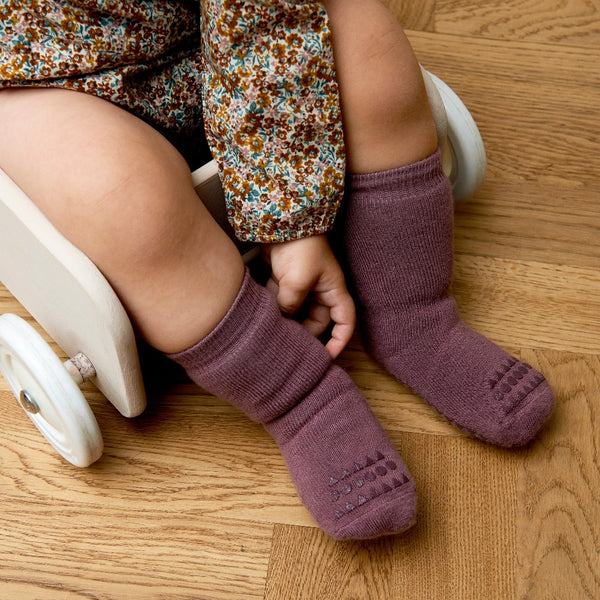 GoBabyGo Socken mit rutschfesten Sohlen und Gumminoppen auf den Zehen sind für Kinder, die gerne krabbeln, laufen und gehen, ohne zu rutschen. Eignen sich auch als Hausschuhe