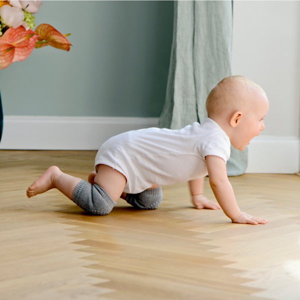 GoBabyGo Knieschützer fürs Krabbeln mit Gumminoppen auf den Knien werden Ihrem Kind helfen, sicherer zu stehen, wenn es anfängt zu krabbeln, während die Knie geschützt sind.