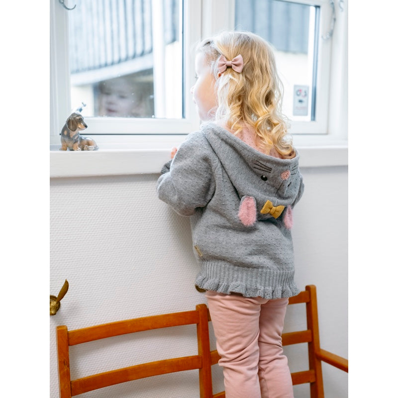 Mädchen von hinten, trägt Pullover Pinja mit Mausohren
