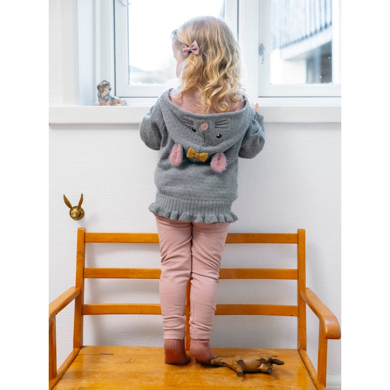 Mädchen von hinten, trägt Pullover Pinja von Hust and Claire