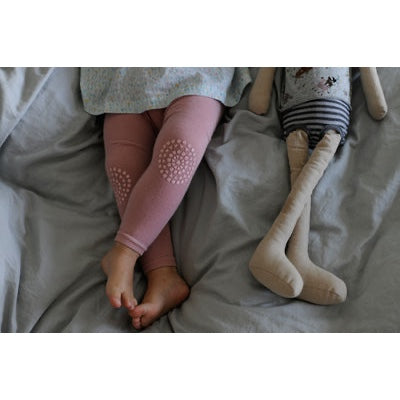 GoBabyGo Krabbel Leggings mit Gumminoppen auf den Knien hilft dem Kind, zu krabbeln, ohne zu rutschen. Dies stärkt die motorischen Fähigkeiten und das Gleichgewicht des Kinde