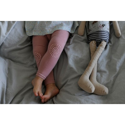 GoBabyGo Krabbel Leggings mit Gumminoppen auf den Knien hilft dem Kind, zu krabbeln, ohne zu rutschen. Dies stärkt die motorischen Fähigkeiten und das Gleichgewicht des Kinde