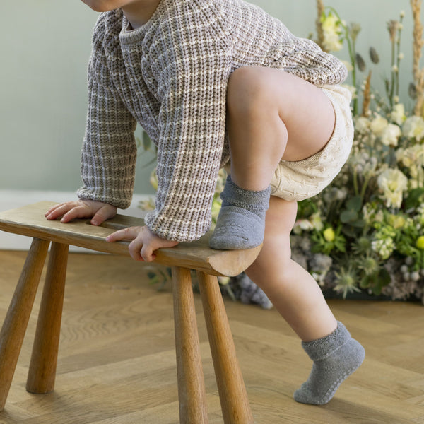 GoBabyGo Socken mit rutschfesten Sohlen und Gumminoppen auf den Zehen sind für Kinder, die gerne krabbeln, laufen und gehen, ohne zu rutschen. Eignen sich auch als Hausschuhe