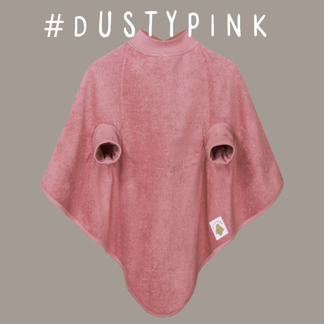 Dusty Pink Dank einer wasserfesten Beschichtung im Brustbereich bleibt alles trocken, ohne dass die Eltern sich zusätzliche Sorgen machen müssen. Der innovative Schnitt gewährleistet weiterhin Komfort und uneingeschränkte Bewegungsfreiheit, sodass die Kleinen sich frei entfalten können.