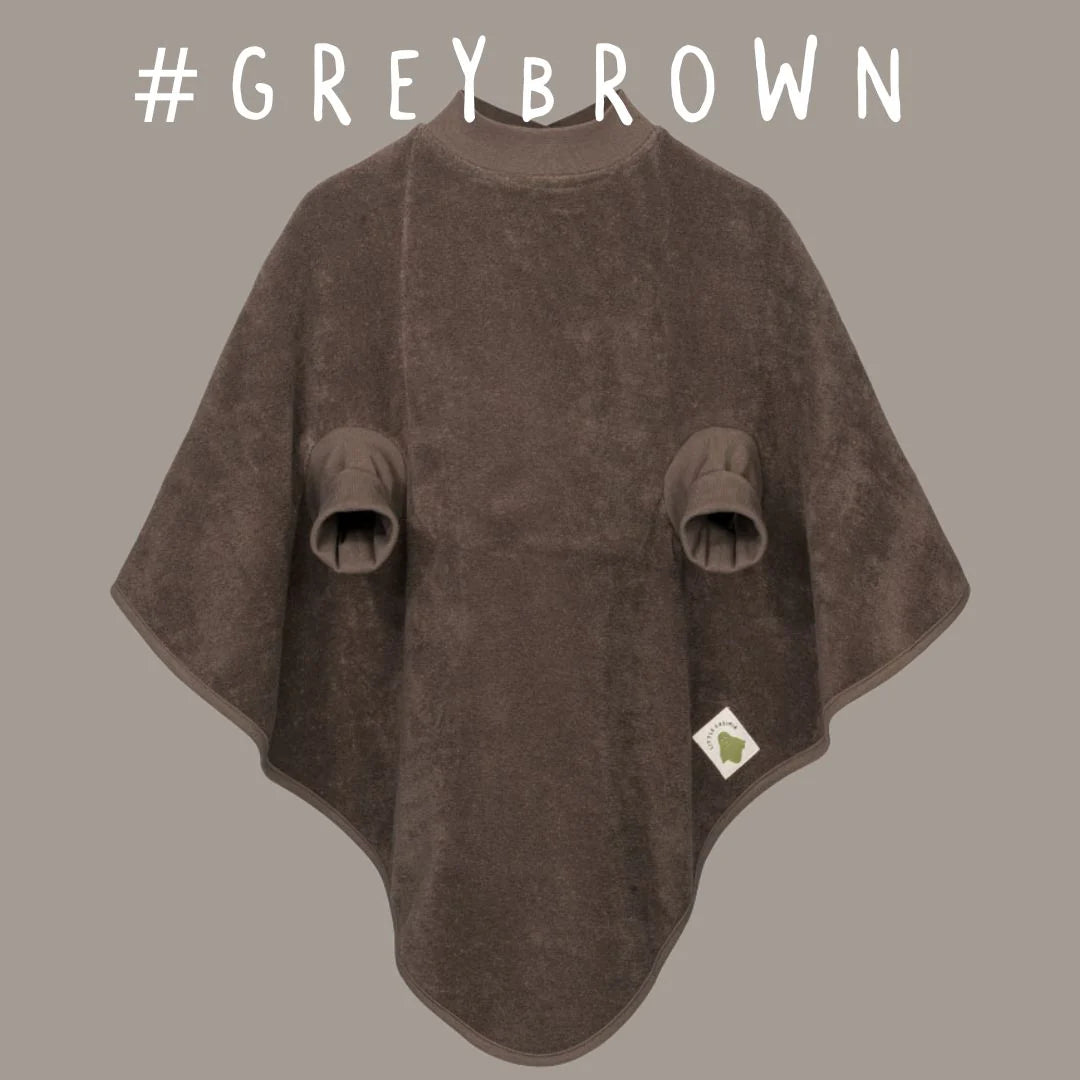 Grey Brown Dank einer wasserfesten Beschichtung im Brustbereich bleibt alles trocken, ohne dass die Eltern sich zusätzliche Sorgen machen müssen. Der innovative Schnitt gewährleistet weiterhin Komfort und uneingeschränkte Bewegungsfreiheit, sodass die Kleinen sich frei entfalten können.