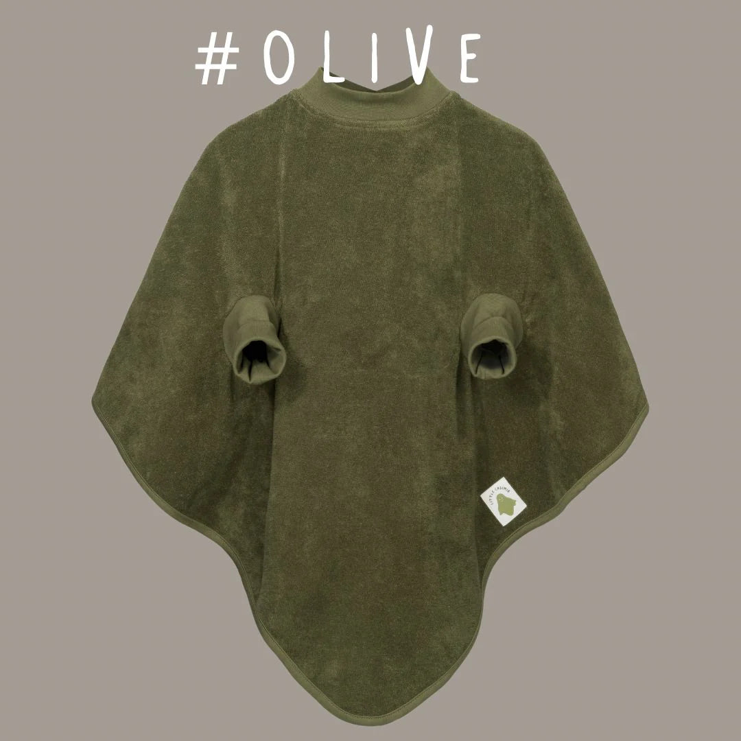 Olive Dank einer wasserfesten Beschichtung im Brustbereich bleibt alles trocken, ohne dass die Eltern sich zusätzliche Sorgen machen müssen. Der innovative Schnitt gewährleistet weiterhin Komfort und uneingeschränkte Bewegungsfreiheit, sodass die Kleinen sich frei entfalten können.