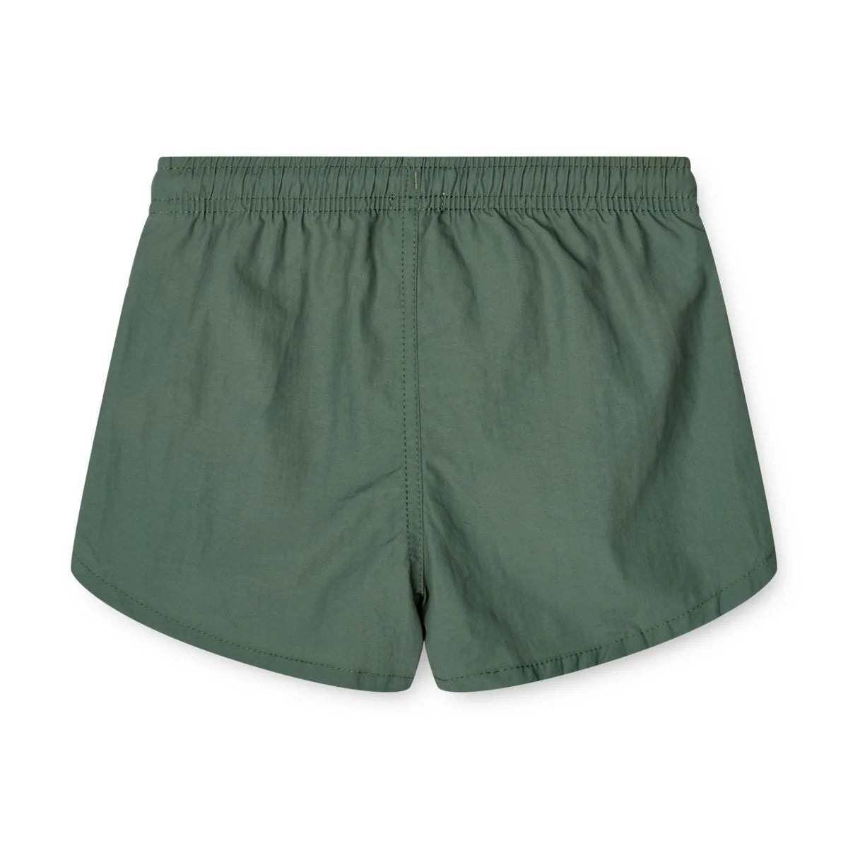 Die Shorts kann überall getragen werden, egal ob dein Kleines schwimme geht, spielt, geht oder einfach nur entspannt. Die Aiden Board Shorts verfügt dank des Tunnelzugbund über eine sehr bequeme Passform und das schnell trocknende und atmungsaktive Material macht sie sofort zu einem Favoriten.
