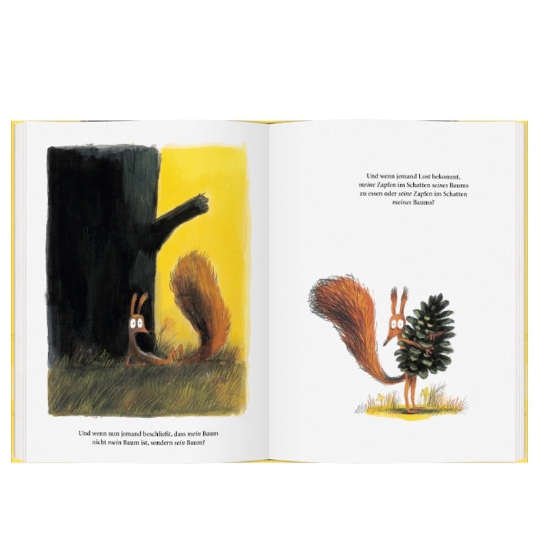 Geschichtenbuch: Das ist mein Baum | Olivier Tallec


In diesem Bilderbuch um ein Eichhörnchen und seinen Lieblingsbaum erzählt Olivier Tallec eine zugleich tiefsinnige und umwerfend komische Geschichte für jedes Alter.

Das Eichhörnchen liebt Bäume. Und vor allen Dingen liebt es SEINEN Baum. Es liebt es, die Zapfen SEINES Baumes in dessen Schatten zu essen. Und es hält überhaupt nichts von der Idee, SEINEN Baum, dessen Schatten und dessen Zapfen mit anderen zu teilen. Aber wie schützt man seinen Baum am be
