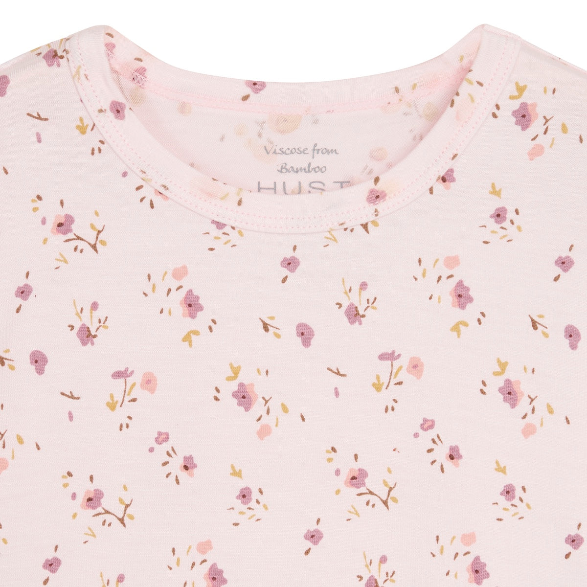 Mädchen Pyjama, Blumen in Rosa und Short in Flieder. Ein besonderes Highlight ist das liebevoll gestaltete Shirt: Detailreich gezeichnete Blumen zieren den Stoff und machen es zu einem echten Hingucker. Durch sein stilvolles Design lässt es sich auch perfekt mit Jeans oder Shorts kombinieren – ein Pyjama, der auch am Tag eine tolle Figur macht!