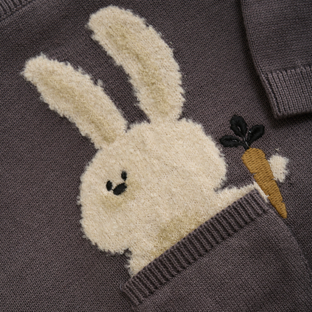 Detailaufnahme der Hasen-Applikation mit Karotte und integrierter Tasche auf dem Kinder-Strickpullover von Minymo.