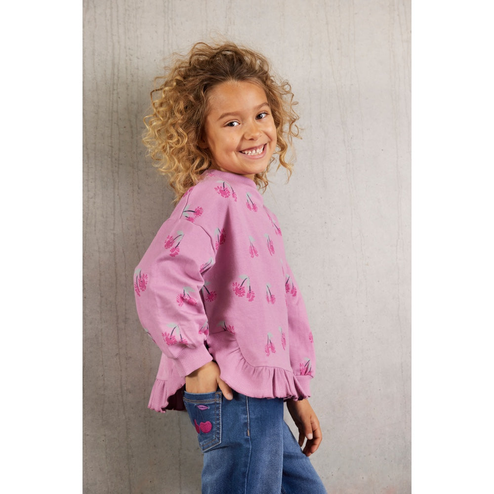 Mädchen trägt Sweater mit Kirschen Allover-Print von Minymo in Mauve Orchid.