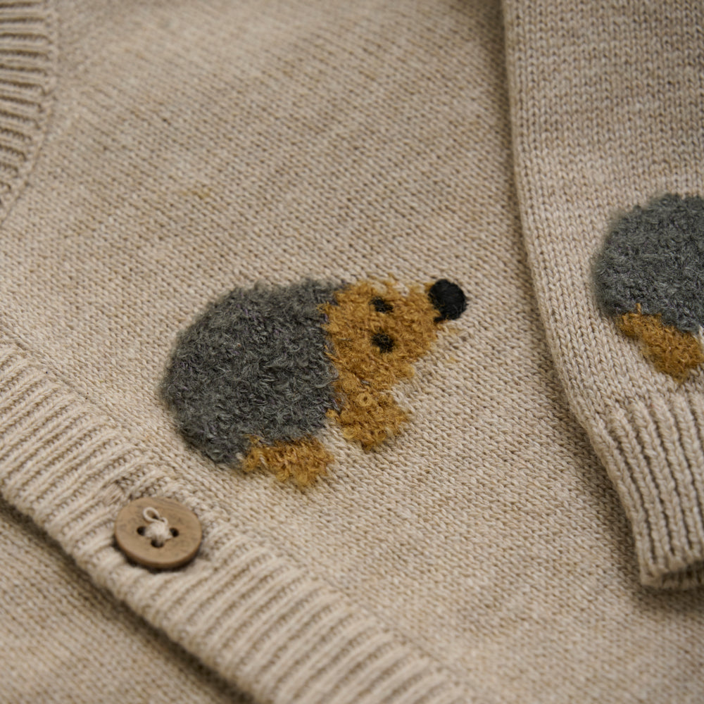 Detailaufnahme des weichen Strickmaterials mit Igel-Alloverprint in Beige.