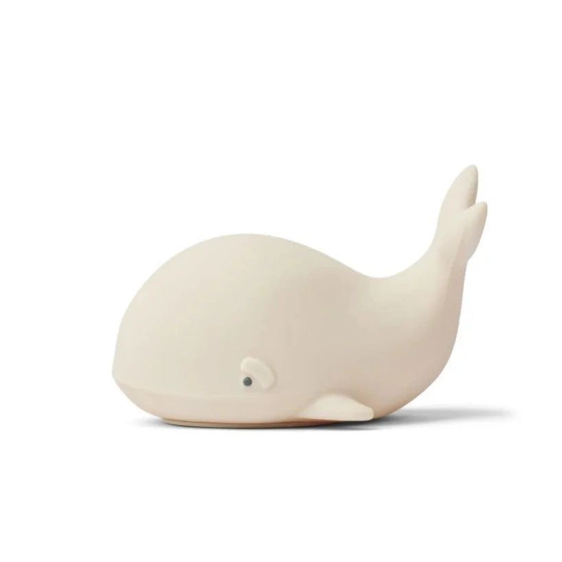 Lass die Nacht erstrahlen mit dem warmen und einzigartigen Nachtlicht Winston von Liewood. Die Lampe ist in spielerischen, charakteristischen Formen erhältlich und besteht aus weichem, bruchsicherem Silikon. Kinder fühlen sich beschützt. Inklusive wiederaufladbarer LED-Basis und Ladekabel.