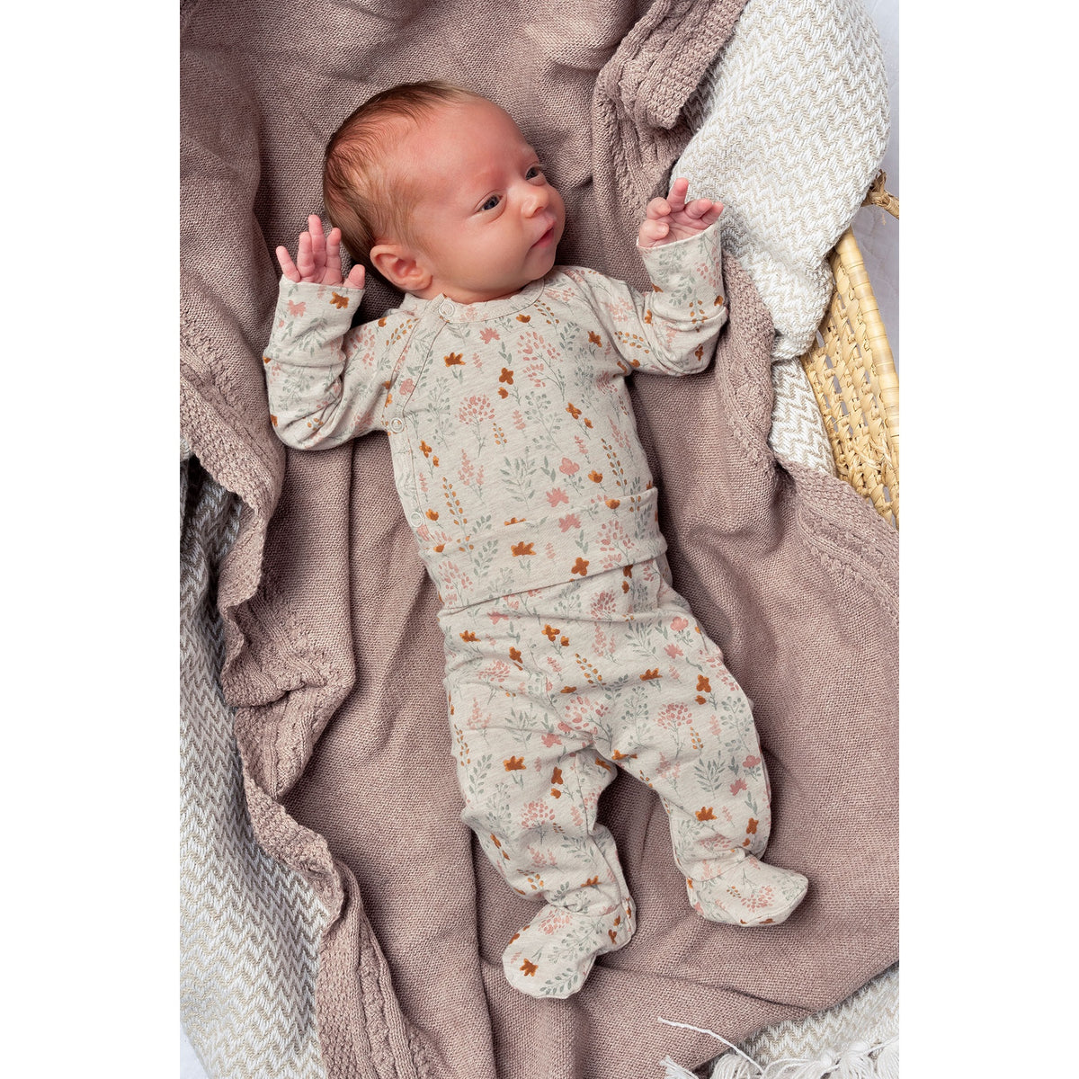 Newborn Hose Lani  mit Füßchen | florales Design | Hust & Claire