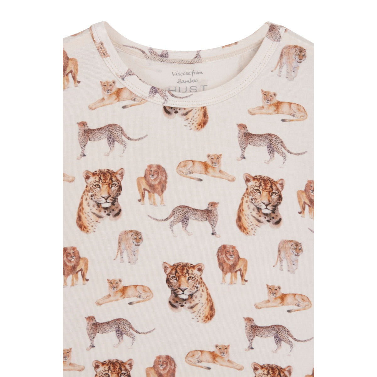 Ein besonderes Highlight ist das liebevoll gestaltete Shirt: Detailreich gezeichnete Leoparden und Löwen zieren den Stoff und machen es zu einem echten Hingucker. Durch sein stilvolles Design lässt es sich auch perfekt mit Jeans oder Shorts kombinieren – ein Pyjama, der auch am Tag eine tolle Figur macht!